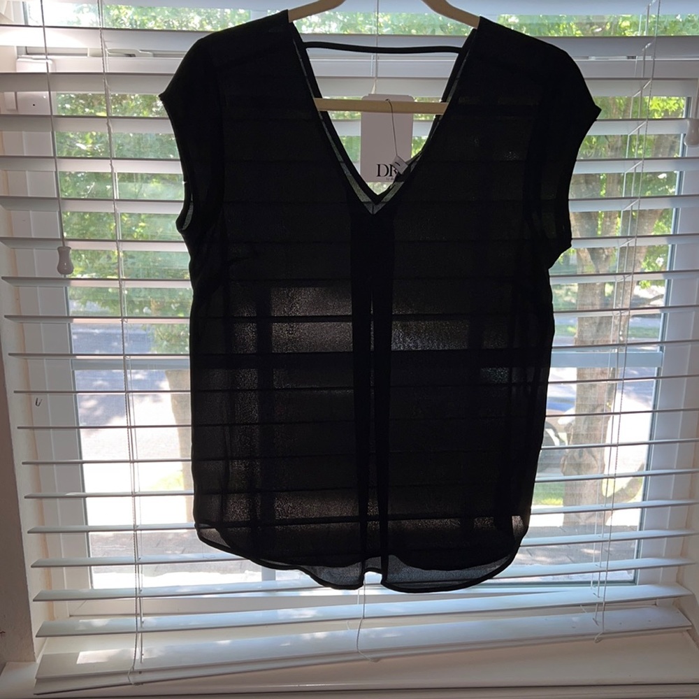 DR2 sheer lightweight V-Neck top in black size small
